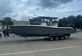 2025 Invincible 33 Haze Gray Boat
